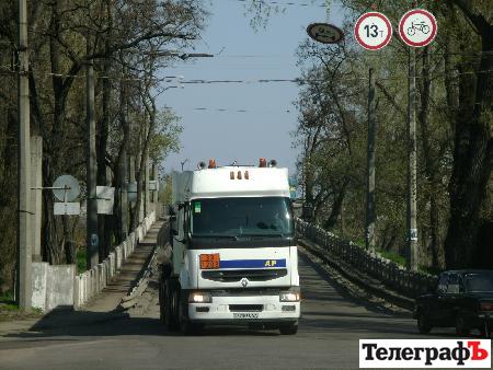 Багатотонні вантажівки продовжують розбивати Крюківський міст та міські дороги (ВИДЕО)