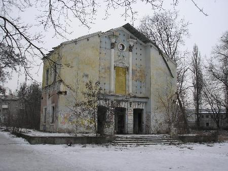 Кременчужане разбирают развалину бывшего кинотеатра «Днепр»