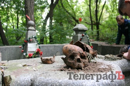 На территории бывших артскладов произведено вскрытие могил Советских воинов
