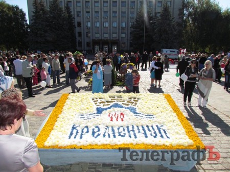 На площади Победы проходит фестиваль цветов (ФОТО)