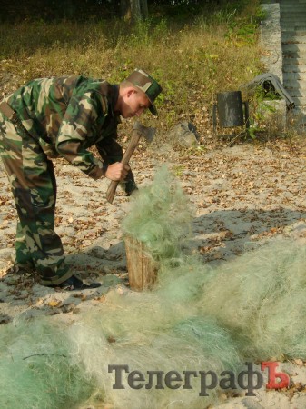 В Кременчуге показательно уничтожили изъятые у браконьеров сетки (ФОТО)