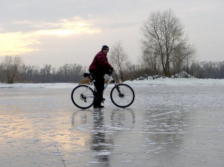 В Кременчуге по замерзшему Днепру на велосипедах катаются экстремалы