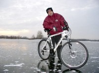 В Кременчуге по замерзшему Днепру на велосипедах катаются экстремалы