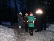 ГАИ Кременчуга "украшает" детей и их родителей светоотражающими лентами (ФОТО)