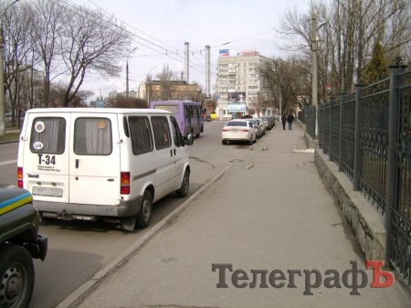 Прокуратура Кременчуга запрещает парковаться возле своего забора