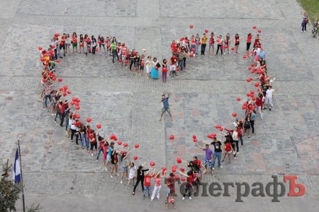 123 кременчужанина  на площади Победы изобразили  «Живое сердце» (Фото, Видео)