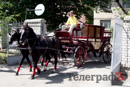 В Кременчуге роженицу встретили на карете с лошадьми (ФОТО, ВИДЕО)