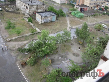 Ураган в Комсомольске: на предприятии «Ферролит» снесло кран, а деревья стихия валила, как спички (ФОТО)