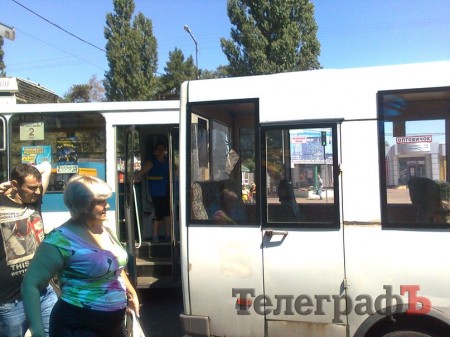 В Кременчуге троллейбус въехал зеркалом в маршрутку и чуть не пробил пассажирке голову (ФОТО)