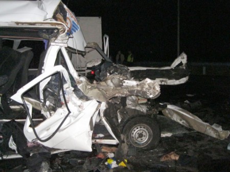 Маршрутка «Киев-Полтава» врезалась в грузовик: один пассажир погиб, 15 травмировано