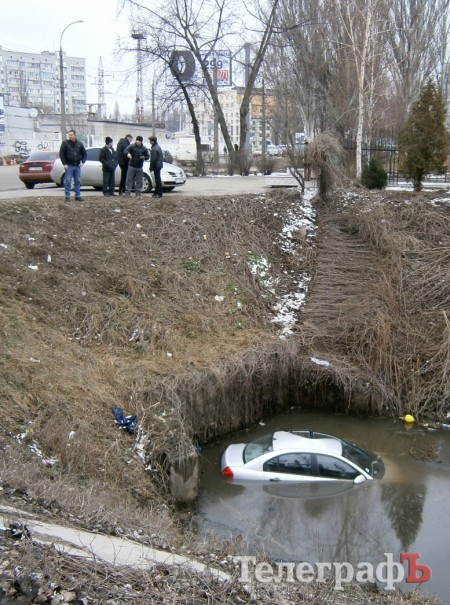 В Кременчуге возле Троицкой церкви автомобиль слетел в канал с водой
