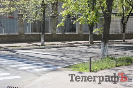 На ул. Горького в Кременчуге зарыли ямы - слепым теперь ходить безопаснее