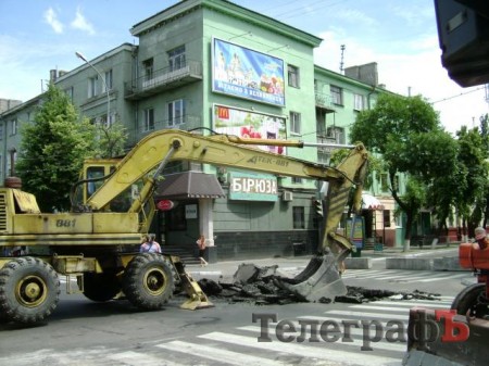 В Кременчуге перекрыли часть ул.Ленина и ул.Шевченко: идет ремонт