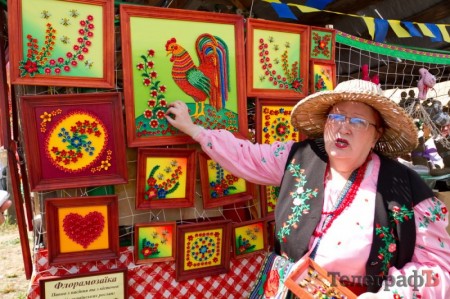 Полтавчанка Литус на ярмарке в Сорочинцах продает уникальные картины из зерен и семян