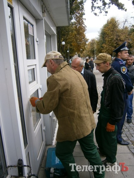 Противостояние вокруг кременчугского «Буфета»: коммунальщики взломали двери и начали разборку павильона