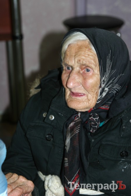 В Кременчуге 89-летняя бабушка уже неделю живет на ж/д вокзале
