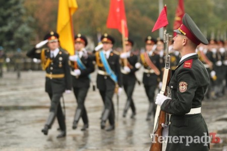 Военный парад в Кременчуге не омрачил даже дождь и град