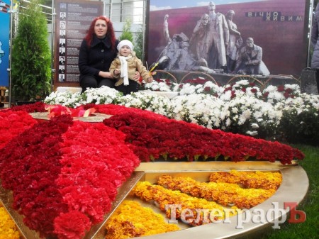 В Кременчуге на Параде цветов показали мини-мемориал Вечно живым, переправу через Днепр и цветочную корову
