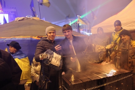 Новий рік на Майдані: Смажена свиня і Янукович із золотим унітазом