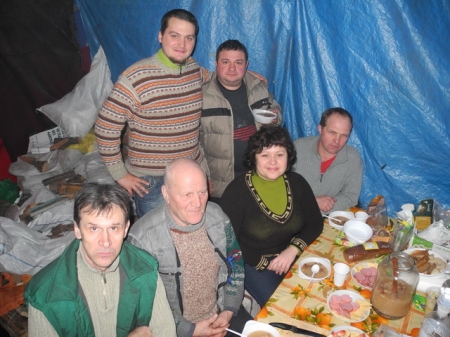 Новий рік на Майдані: Смажена свиня і Янукович із золотим унітазом