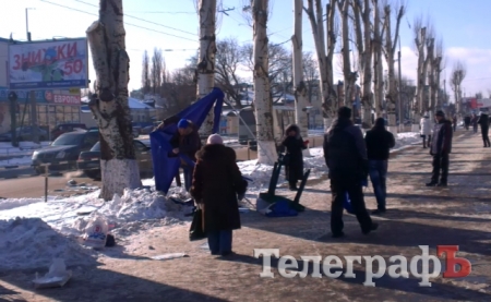 В Кременчуге активист Евромайдана снёс с улицы палатку Партии регионов