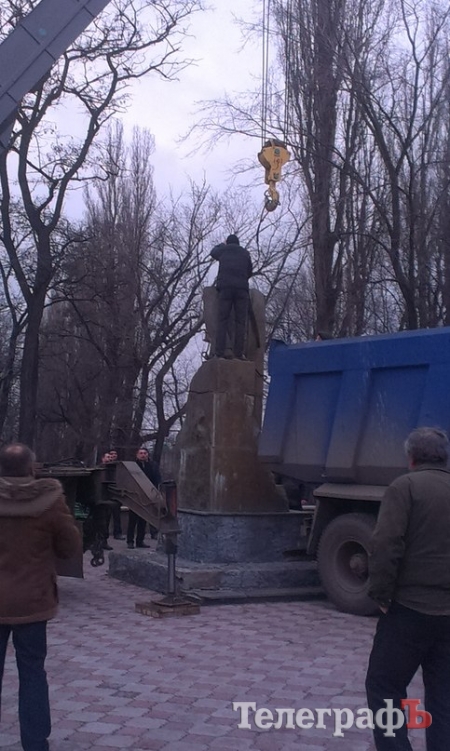 В Кременчуге возле вагонзавода демонтировали памятник Ленину