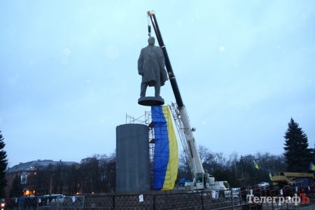 Кременчугские ветераны просят вернуть на площадь Победы памятник Ленину