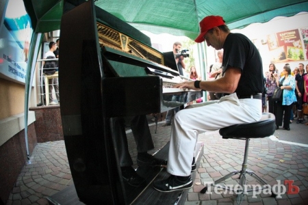 30 апреля. В Кременчуге разрисуют и вновь откроют уличное пианино
