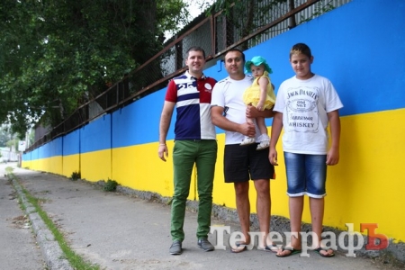 Кременчужане превратили серый 100-метровый забор во флаг Украины