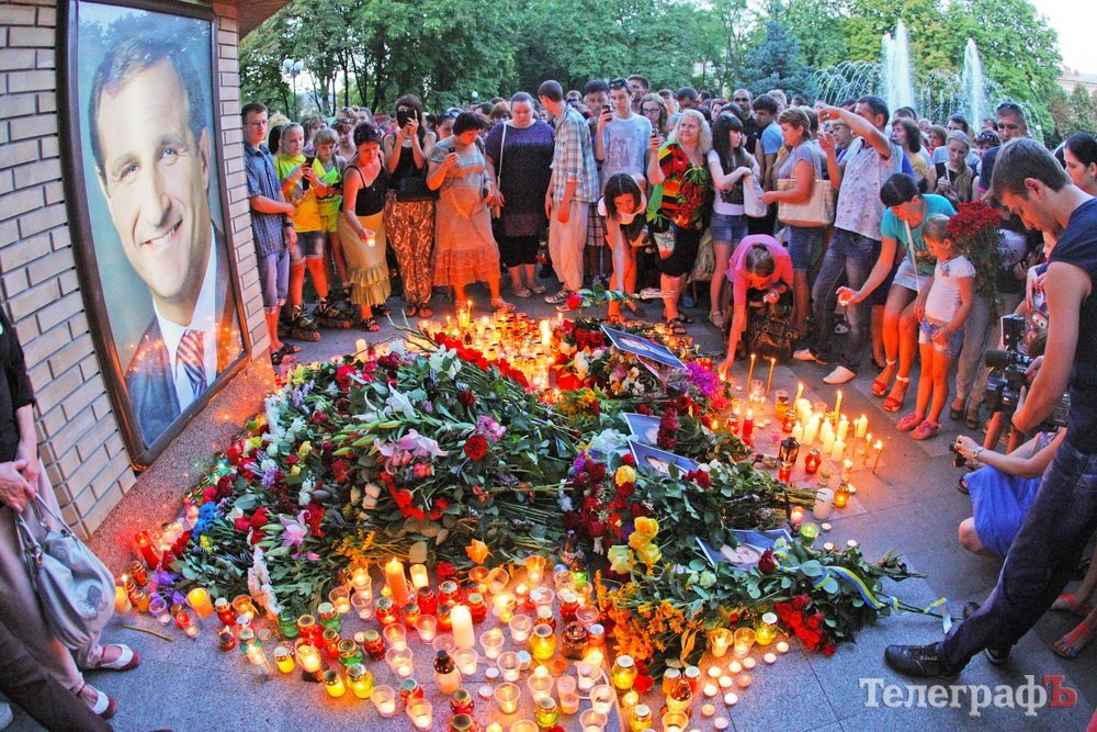 http://www.telegraf.in.ua/uploads/posts/2014-07/1406401150_kremenchuzhane-vozle-fontana-pochtili-pamyat-ubitogo-mera-olega-babaeva_16.jpg