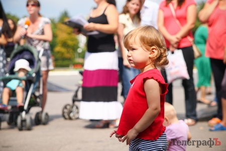 Молодые мамы в Кременчуге протестовали против уменьшения выплат на детей
