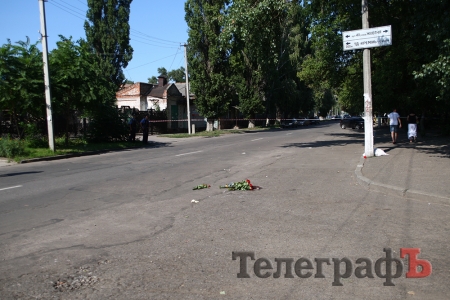 На место убийства Бабаева кременчужане приносят живые цветы