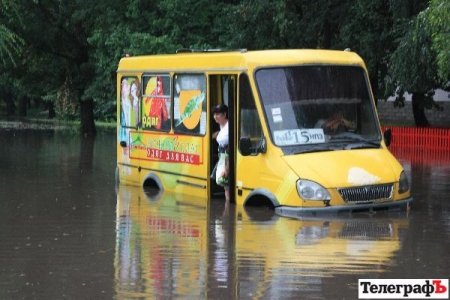 Власти объяснили, почему во время дождя центр Кременчуга все еще затапливает