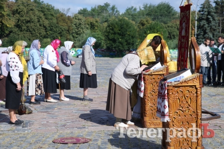 В Кременчуге на площади Победы прошло богослужение возле памятного Креста