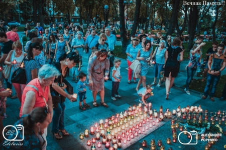 Кременчужане в сквере им. О.Бабаева почтили память мэра минутой молчания
