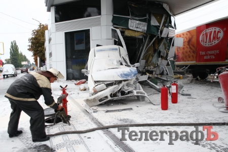 ДТП на въезде в Кременчуг: грузовик ударил легковушку и задел АЗС