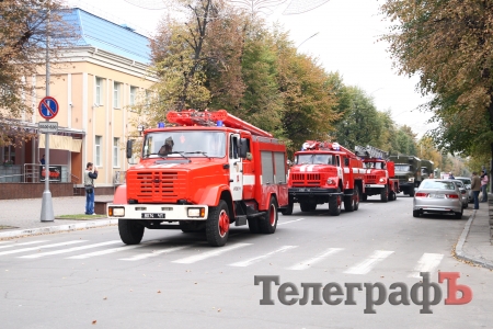 В Кременчуге прошел парад пожарно-спасательной техники и показательные выступления спасателей