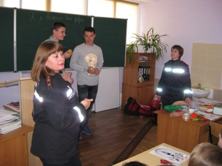 Кременчугские спасатели учили старшеклассников самопомощи