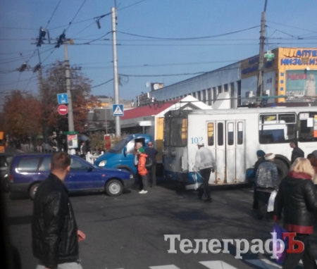 В Кременчуге пробка - дорогу возле рынка перегородил троллейбус