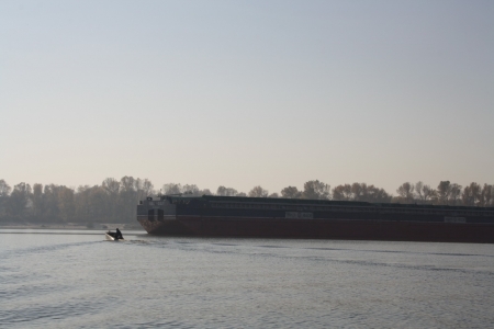 Возле Крюковского моста баржа протаранила лодку с тремя рыбаками