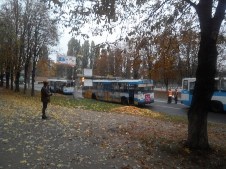 В Кременчуге троллейбус накрыло столбом