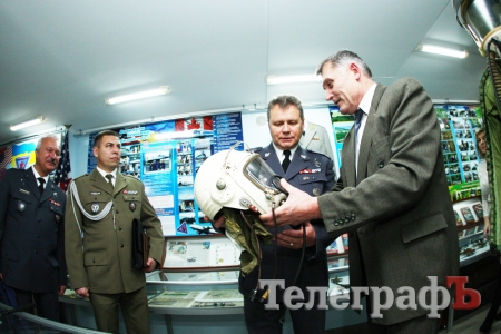 Польский генерал подарил свою форму кременчугскому музею авиации