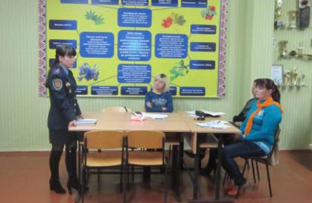 В Кременчуге милиционеры рассказали родителям учеников, что жечь флаги Украины нельзя