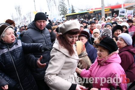 Пенсионерки, защищающие памятник Бабаеву, набросились на депутата Оксану Пиддубную, не давая ей слова