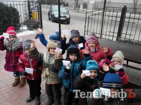 Діти Кременчука роблять"валентинки" для українських військових