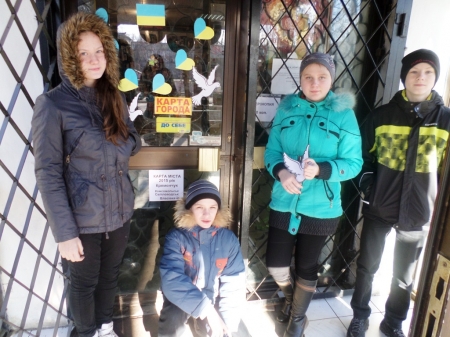 Кременчугские школьники запустили "голубей мира"