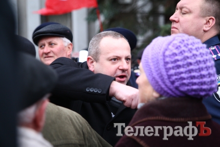 На митинге против тарифов в Кременчуге произошла стычка между коммунистами и свободовцем Савченко