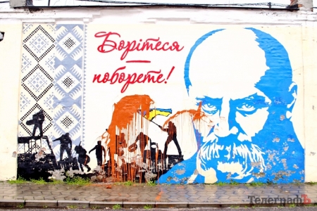 Кременчугский художник Сергей Брилев реставрирует граффити Кобзаря ориентировочно 8 мая