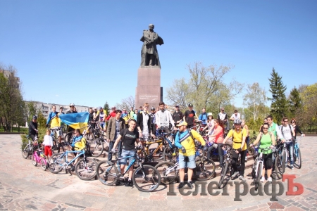 В Кременчуге прошел велопробег в защиту граффити Шевченко
