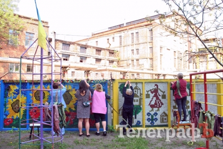 Патриотический дом в Кременчуге: жильцы плели маскировочные сетки для бойцов